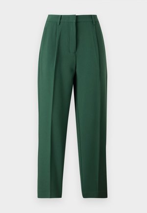 Pantalones verdes con un diseño a medida, con frente plano, piernas rectas y una textura suave. Sin bolsillos visibles ni adornos.