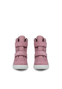 Paar rosa High-Top-Sneaker mit zwei breiten Klettverschlüssen und weißen Sohlen, von vorne auf weißem Hintergrund betrachtet.