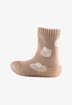 Beige Sock-Boot mit weißen Muschelmustern, geripptem Bündchen, Gummisohle mit strukturiertem Grip und abgerundetem Zehenbereich.
