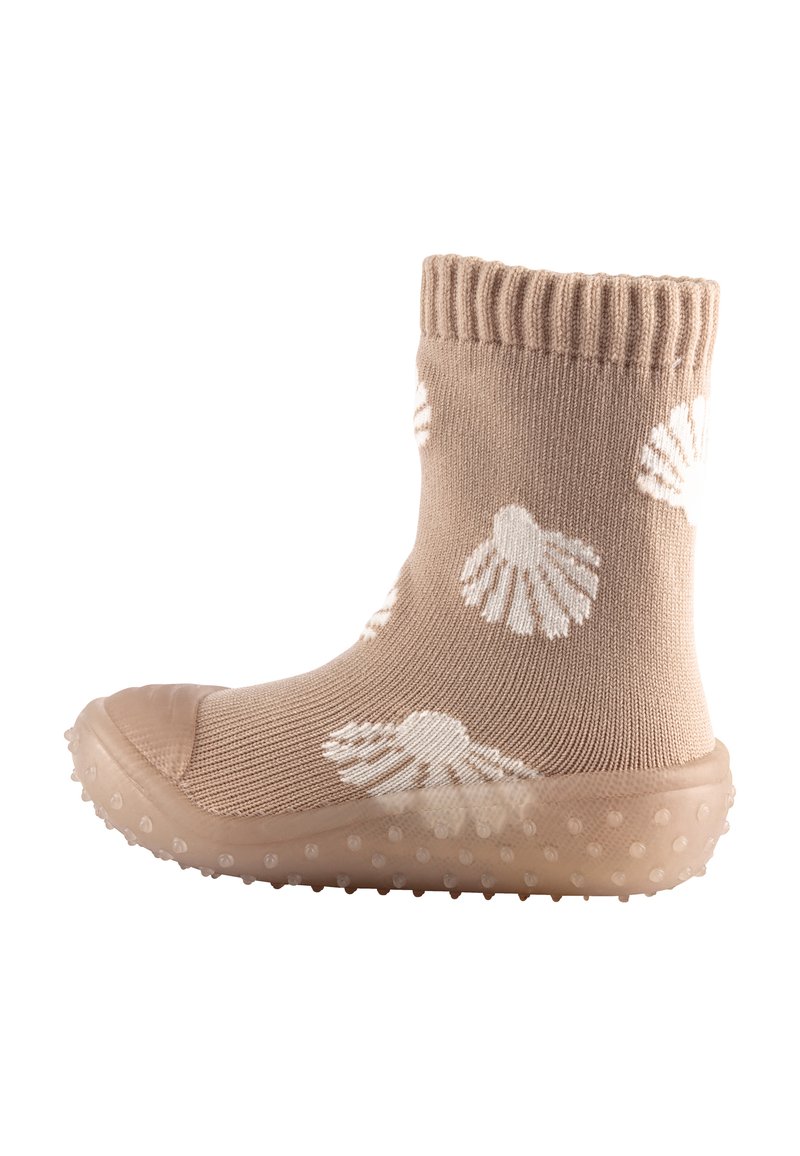 Beige Sock-Boot mit weißen Muschelmustern, geripptem Bündchen, Gummisohle mit strukturiertem Grip und abgerundetem Zehenbereich.