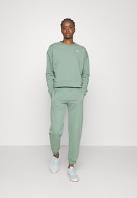 Puma LOUNGEWEAR SUIT Tracksuit eucalyptus/green Zalando