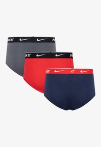 Trix páry spodnej bielizne Nike v šedej, červenej a námorníckej farbe. Každý kúsok má čierny pás s bielymi logovými akcentmi a hladkú textúru.