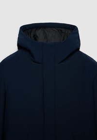 Giacca con cappuccio blu navy realizzata in tessuto liscio; presenta un colletto alto, una cerniera frontale e due tasche laterali per funzionalità.