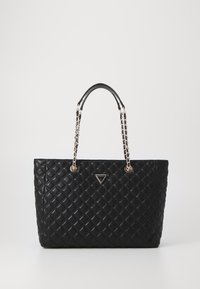 Bolso tote negro acolchado con asas de cadena y un acento de logo triangular. Fabricado en material sintético con una textura suave y brillante.