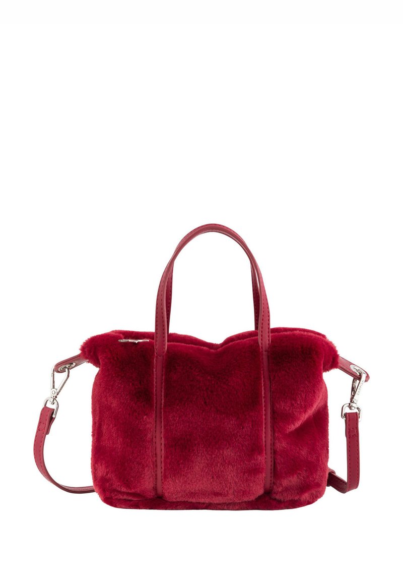 Bolso de mano de piel sintética roja con correa de hombro ajustable, dos asas superiores y detalles en cuero liso. Forma compacta con textura suave y mullida.