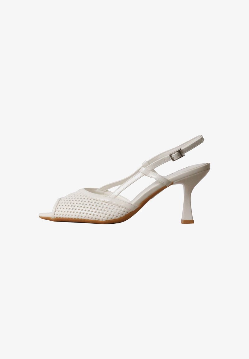 Sandale blanche à talon, bout ouvert, avant tissé, fine bride de cheville avec boucle, talon moyen incurvé sur fond blanc.