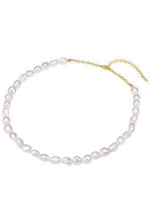 Pērļu kaklarota, kurā ir neregulāri formas baltas pērles ar vieglu mirdzošu spīdumu, papildināta ar zelta ķēdītes aizdari un pagarinājuma daļu.