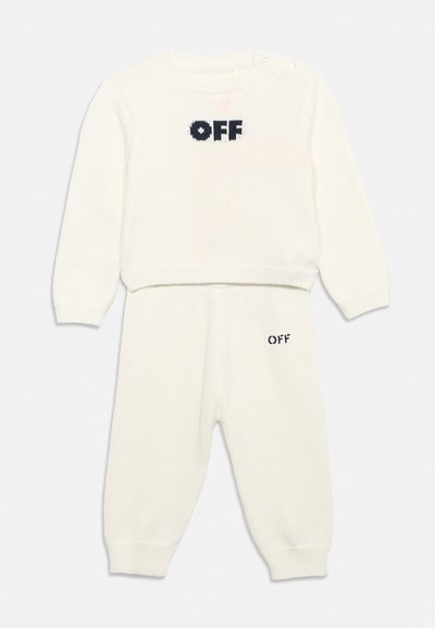 Ensemble pull et pantalon à manches longues en maille couleur crème avec texte noir "OFF" sur la poitrine et près de la poche gauche.