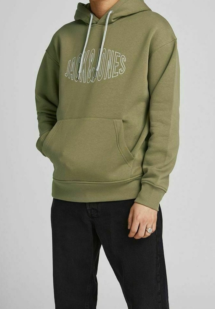 Hoodie verde oliva realizzato in morbido tessuto, con tasca frontale e testo del logo bianco. Include stringhe di regolazione sul cappuccio e polsini a costine.