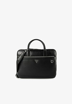 Porte-documents en cuir texturé noir avec deux poignées, poche frontale zippée, bandoulière réglable et logo métallique Guess sur fond blanc.