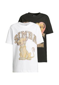 Du švarkai: vienas baltas su "SIMBA" leopardų rašto užrašu ir sėdinčio liūto grafika; vienas juodas su širdies dizainu, kuriame pavaizduotas liūtas.