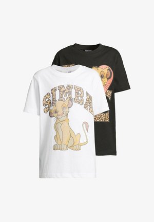 T-shirt bianca con una grande illustrazione di Simba e la scritta "SIMBA" in stampa leopardata. Abbinato a pantaloni cargo beige e sneaker bianche.
