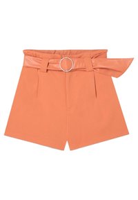 Shorts orange avec une ceinture en faux cuir assortie, dotée d'une boucle circulaire en argent. Le tissu est lisse avec un design structuré et des poches avant.