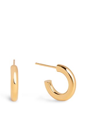 Paire de boucles d'oreilles créoles épaisses en or poli avec fermoirs à poussoir, l'une vue de côté et l'autre de face.