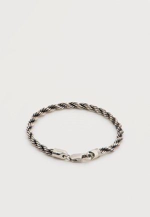 Brățară cu lanț de argint răsucit, cu închizătoare tip caracatiță, expusă pe un fundal simplu și deschis la culoare.