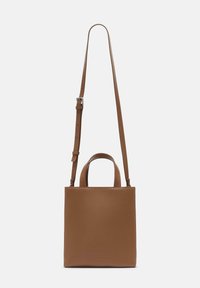 Brązowa skórzana torebka o kwadratowym kształcie, z krótkim uchwytem u góry oraz długim, regulowanym paskiem na ramię. Gładka tekstura.