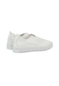 Slipper-Schuhe mit einem strukturierten weißen Obermaterial und einer grauen Gummisohle, die vertikale Rillen und ein minimalistisches Design aufweist. Keine Schnürsenkel oder Verschlüsse.