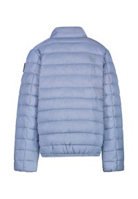 Lichtblauwe pufferjack met een staande kraag, met een horizontaal quilted textuur, elastische zoom en een logo patch op de linkermouw.