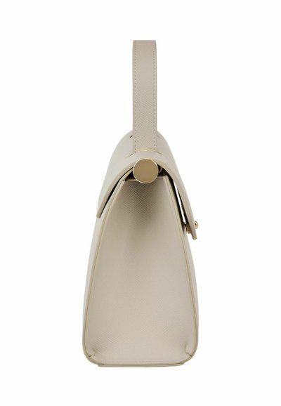 Bež usnjena ročna torbica z teksturirano površino, ozek stranski profil, raven spodnji del in en ročaj na vrhu z zlato okroglo kovinsko opremo.