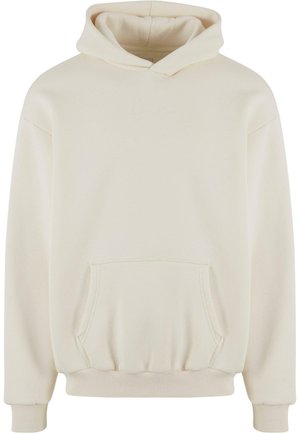 Sudadera de color crema en tejido suave con un bolsillo canguro, puños y dobladillo acanalados, que presenta un sutil logo en relieve en el pecho.