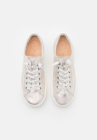 Sneaker grigie chiare con accenti metallici argentati, punta tonda e lacci bianchi. Parte superiore in pelle morbida e suola intermedia testurizzata.
