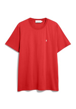 T-shirt en coton rouge avec un col rond, des manches courtes et un petit logo en ruban blanc sur la poitrine. Texture lisse, design décontracté.