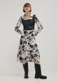 Calliope CROISÉE EN FANTAISIE - Abito a camicia - une variante