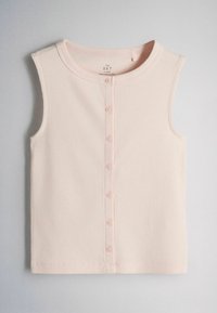 Haut bébé sans manches rose pâle côtelé avec fermeture boutonnée à l'avant, encolure ronde et texture de tissu douce.