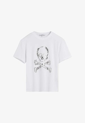 Tricou alb din bumbac cu un grafic de skull argintiu cu oase încrucișate și text repetat "SCALPERS" în jurul skull-ului.