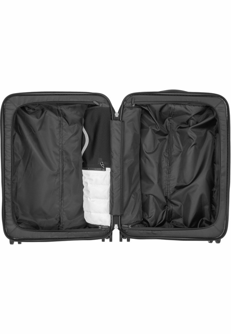 Czarna, twarda walizka otwarta, odsłaniająca przestronną wnętrze z siateczkową kieszenią i oddzielnym białym przegródką; gładki, trwały materiał.