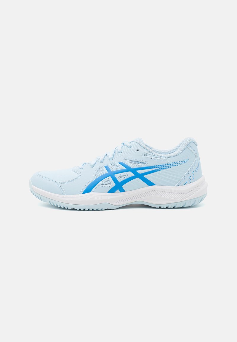 Pantofi sport bleu deschis cu un superior din plasă, talpă intermediară albă și accente albastre. Prezintă o talpă texturată pentru aderență. Detalii cu logo pe lateral.