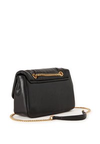 Czarna skórzana torebka o strukturalnym kształcie, z złotym akcentem w postaci łańcucha na klapie oraz odpinanym łańcuszkiem.