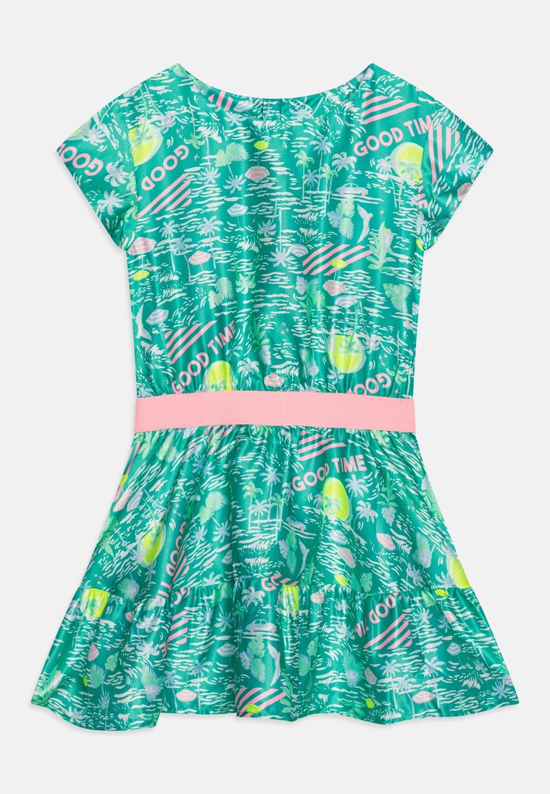 Vestido verde con un vibrante estampado de playa, mangas cortas y una cinturilla elástica rosa. Presenta un dobladillo con volantes y varios acentos coloridos.