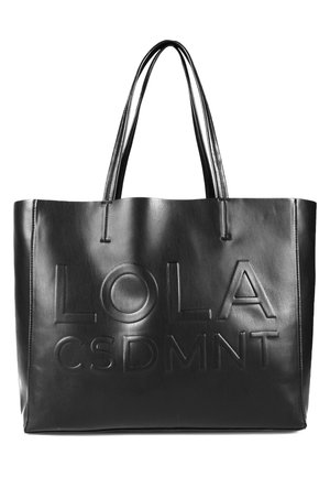 Sort læder tote taske med dobbelte håndtag og præget tekst "LOLA CSDMNT" foran.