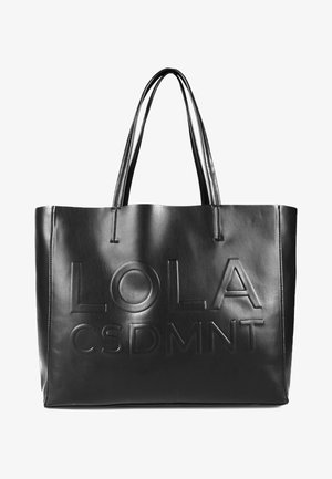 Bolso tote de piel negra con asas dobles y texto en relieve "LOLA CSDMNT" en la parte delantera.
