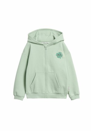 Jasnozielona dziecięca bluza z kapturem i suwakiem, z przednimi kieszeniami oraz małym haftowanym koniczyną i napisem "Powodzenia" na piersi.