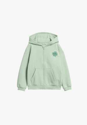 Lichtgroene kinderhoodie met ritssluiting, capuchon, voorzakken en een kleine geborduurde klaver met de tekst "Good Luck" op de borst.