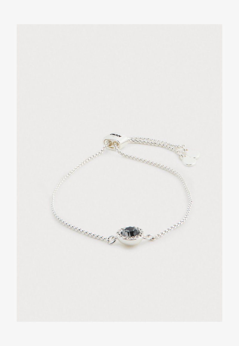 Silberne Kettenarmband mit einem ovalen schwarzen Stein als Mittelstück, umgeben von klaren Strasssteinen; verstellbarer Verschluss mit kleinen runden Akzenten.