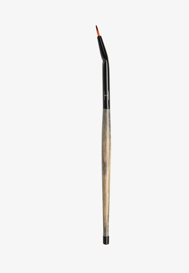 Bøyd sminkekost med treskaft som har grå og brune toner, svart ferrule og fine, avsmalnede bust med rød tupp.