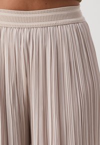 ONLY Petite ONLMARIN PLISSE CULOTTE - Hlače - pumice stone