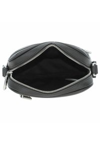 Pochette nera con zip, dal rivestimento testurizzato, hardware in metallo argentato e un ampio interno nero, progettata per una conservazione compatta.