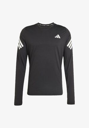 Maglietta sportiva nera a maniche lunghe realizzata in tessuto leggero. Presenta tre strisce bianche su ogni spalla e un collo a girocollo.