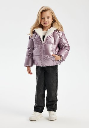 Pufachtige lavendelkleurige jas met een witte nepbontkraag, ritssluiting aan de voorkant, zijzakken, gecombineerd met zwarte jeans en witte sneakers.