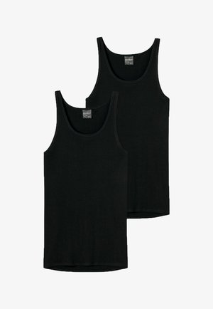 Zwei schlichte schwarze ärmellose Tanktops, eines leicht überlappend auf dem anderen liegend, flach ausgelegt mit sichtbaren Markenschildern innen an den Kragen.