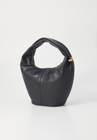 Melna ādas plecu soma ar unikālu, noapaļotu rokturi, ar gludu virsmu un elegantu, minimālistisku dizainu.