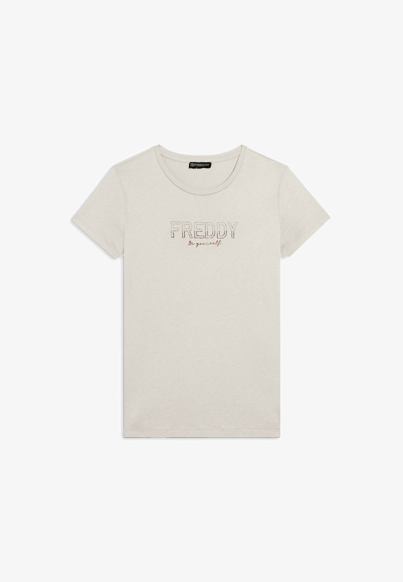 Camiseta de algodón de color beige claro con escote redondo, mangas cortas y texto frontal que dice "FREDDY" en un diseño sutil con colores de acento.