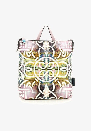 Borsa a tracolla decorata con colori vivaci, caratterizzata da un design simmetrico, chiusura con zip e dettagli in pelle rosa sui manici.