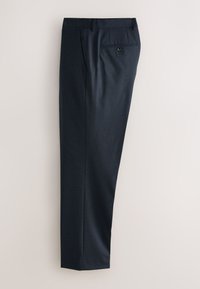 Pantaloni blu navy con tasca posteriore con bottone, passanti per cintura e taglio dritto sartoriale, mostrati distesi su uno sfondo chiaro.