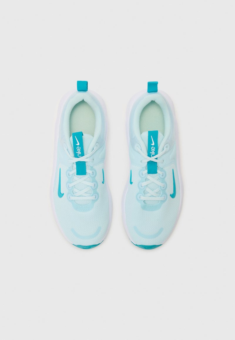 Zapatillas deportivas de color azul claro con parte superior de malla, media suela blanca y acentos turquesa. Presentan cordones blancos y una marca en la lengüeta.