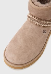 UGG CLASSIC MINI CRESCENT - Ankle boots - caribou